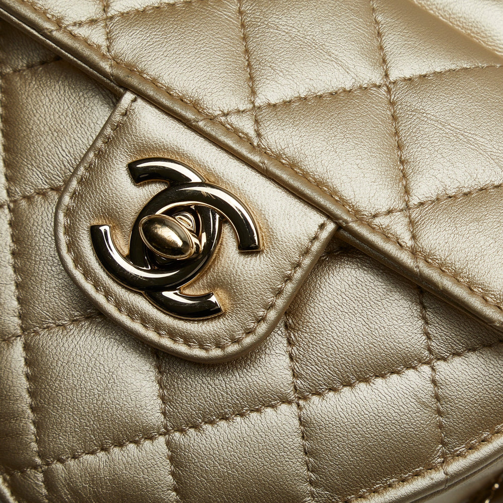 Pre-Owned Authenticated Chanel Mini  in Love Heart Crossbody Lambskin Leather Gold Crossbody Bag Unisex (Good)