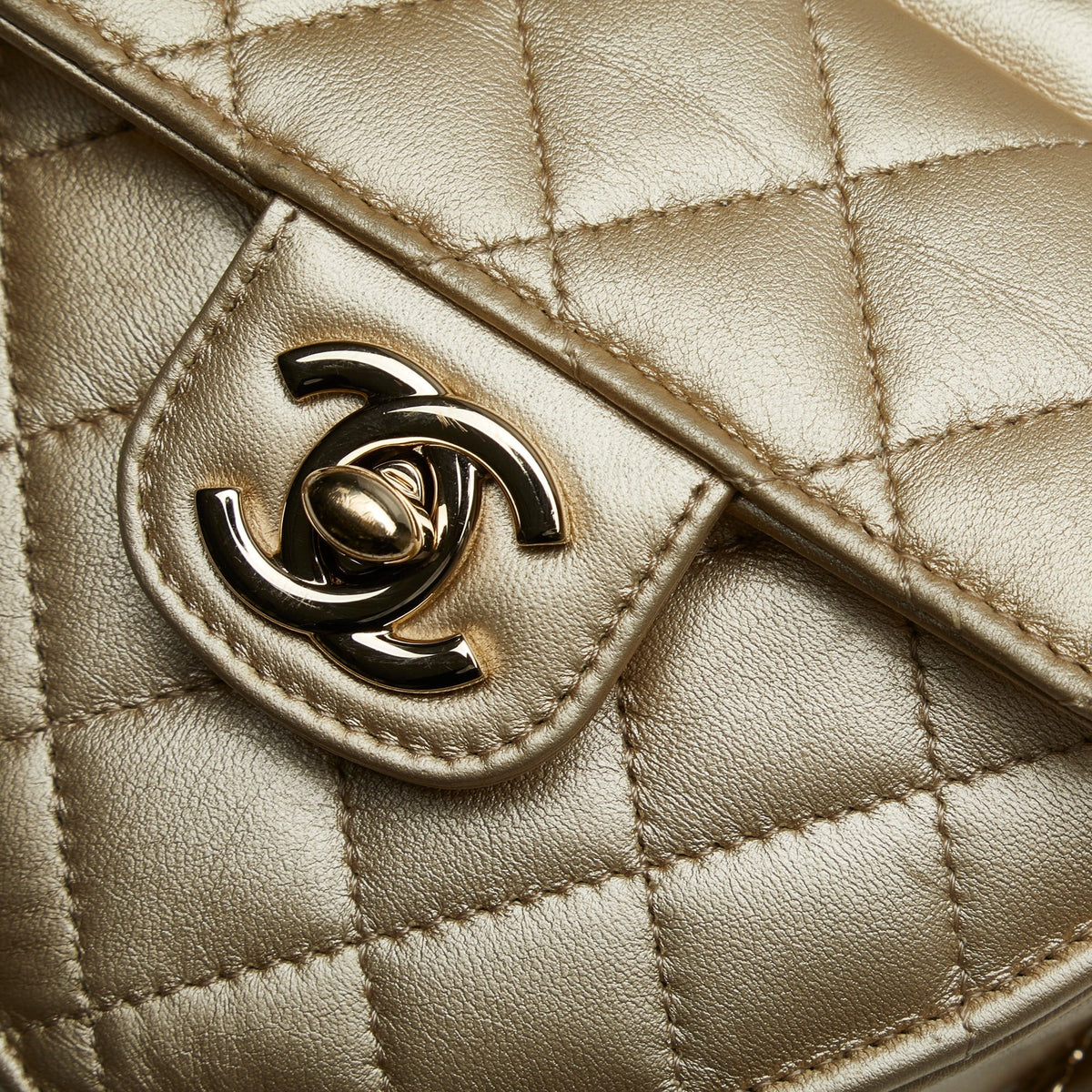Pre-Owned Authenticated Chanel Mini  in Love Heart Crossbody Lambskin Leather Gold Crossbody Bag Unisex (Good)