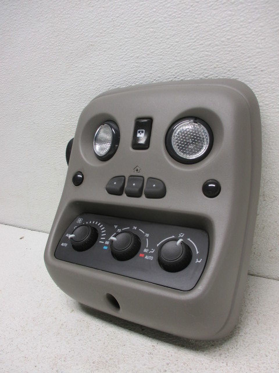 Pre-Owned 04 Cadillac Escalade Interior Roof Mounted Console w/Temperature Control   (Good)